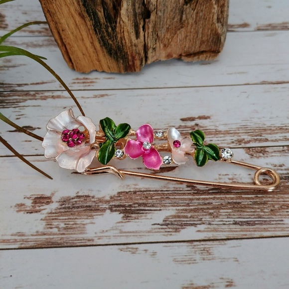 Jewelry - Floral & Crystal Pin